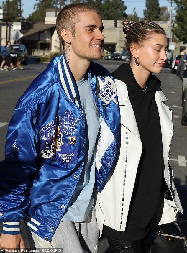 Justin Bieber xuống tóc, trở lại hình ảnh "hotboy" - 8
Justin và vợ mới cưới Hailey xuất hiện trên đường phố Los Angeles, Mỹ vào cuối tuần vừa rồi. Tâm trạng của Justin rất tốt khi anh khoác tay vợ dạo phố.