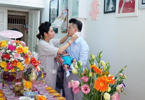 Vợ chồng diễn viên Lê Khánh mừng đầy tháng con trai đầu lòng - 1 Diễn viên Lê Khánh chăm chút cho chồng trong đầy tháng con trai