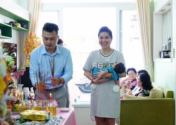Vợ chồng diễn viên Lê Khánh mừng đầy tháng con trai đầu lòng - 2 Lê Khánh hạnh phúc trong niềm vui làm mẹ. Cô kết hôn khá muộn và có con ở tuổi gần U40. Tuy muộn nhưng đây được xem là cái kết khá viên mãn dành cho nữ diễn viên tài sắc.