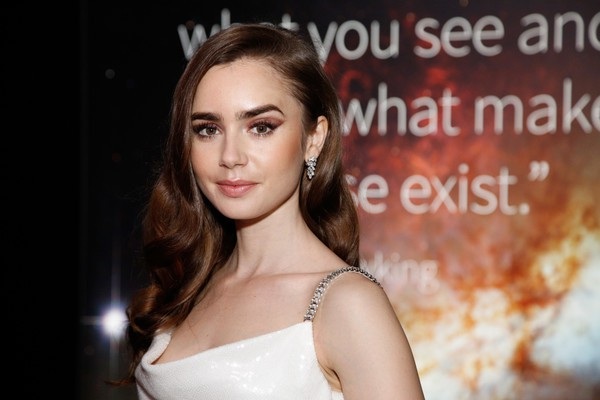 Lily Collins "đọ dáng" Rachel McAdams - 3
Cô khoe làn da trắng mịn màng và mái tóc uốn lọn gợi cảm