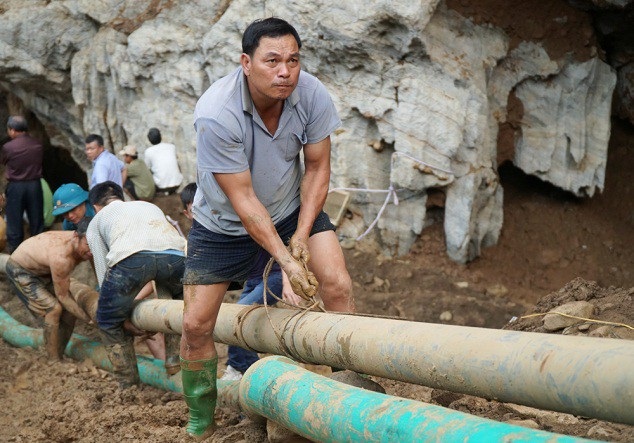 Hơn 100 người đang giải cứu hai phu vàng mắc kẹt trong hang sâu - 4
Có mặt tại hiện trường lúc xảy ra sự việc, chị Quách Thị Niển, trú tại xã Thanh Nông cho biết: Khoảng 3h sáng 4/11, khi nghe tin về vụ vỡ hang nước tại mỏ vàng, chúng tôi chạy ra tới nơi thì mực nước hàng Cột Cờ dâng cao lấp kín cửa hang. Máy xúc và nhiều vật dụng tại đây còn ngổn ngang.