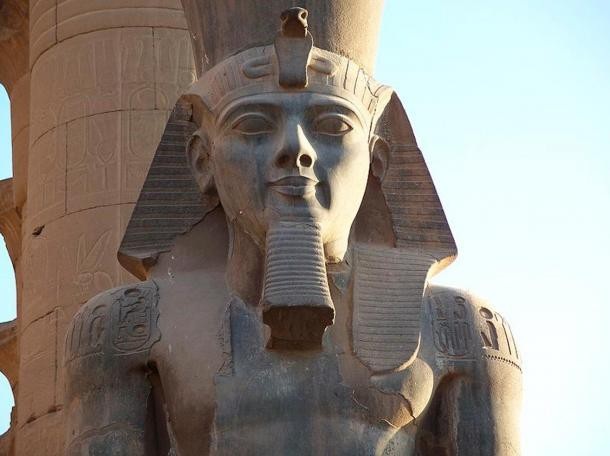 Những bí mật về xác ướp Pharaoh duy nhất được cấp hộ chiếu “du lịch” sang Pháp - 1 Bức tượng khắc họa Ramesses II trước cửa ngôi đền Luxor