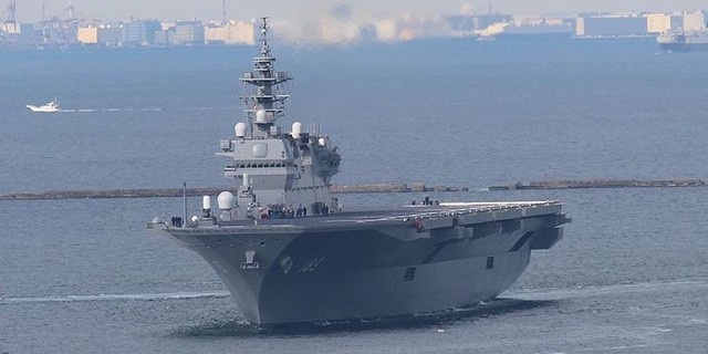 Hành động "lạ" của thủy thủ tàu Trung Quốc khi tàu chiến Nhật Bản qua Biển Đông - 1 Tàu sân bay trực thăng Kaga của Nhật Bản (Ảnh: Wikimedia)