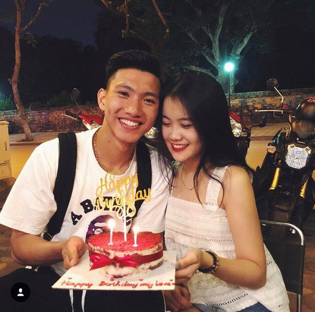 Những khoảnh khắc “tình bể bình” của cầu thủ U23 Việt Nam với bạn gái - 9 Những khoảnh khắc “tình bể bình” của cầu thủ U23 Việt Nam với bạn gái - 9