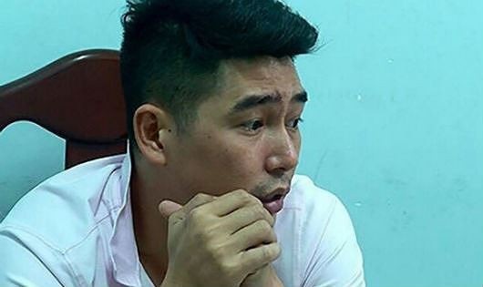 “Lận lưng” vốn tiếng Nga, 8X điều hành đường dây gái gọi ngoại quốc - 1
“Tú ông” Thuyết tại cơ quan điều tra.