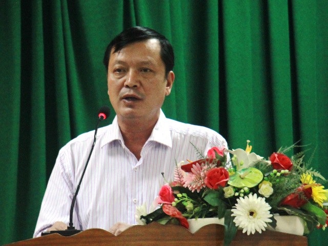 Cán bộ phải lắng nghe bằng... nhiều tai! - 2 Ông Nguyễn Công Vịnh - Phó Chủ tịch UBND TP Quy Nhơn trả lời thắc mắc của cử tri nhưng cử tri không đồng tình.
