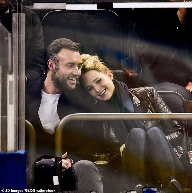 
Cooke Maroney, 33 tuổi là giám đốc một phòng trưng bày nghệ thuật. Cặp đôi được giới thiệu với nhau bởi bạn thân của Jennifer Lawrence, Laura Simpson
