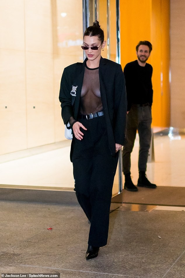 Bella Hadid "thả rông" vòng một ra phố - 4
Đây là năm thứ 3 liên tiếp Bella được trình diễn cho Victorias Secret