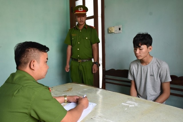 Nửa đêm lẻn vào cửa hàng trộm 32 điện thoại di động - 1 Đối tượng tại cơ quan công an