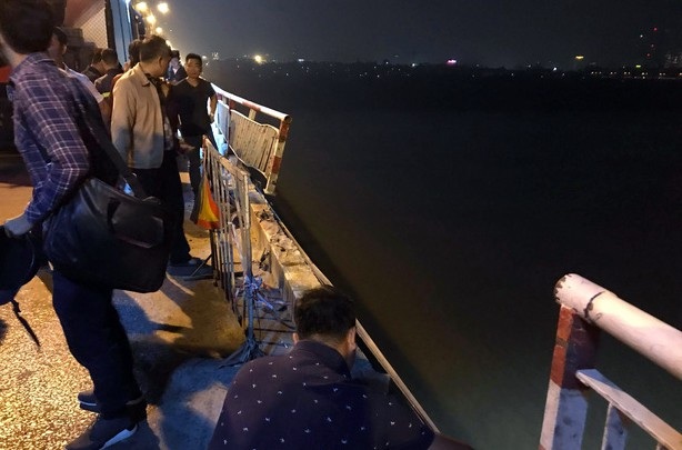 
Thành cầu Chương Dương quá mỏng manh so với cú tông của xe Mercedes
