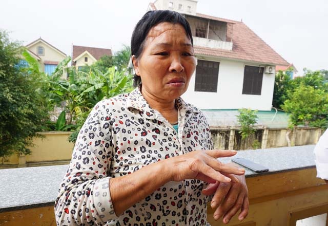 Trộm bất thành, chém hàng xóm 23 nhát dao - 2 Bị 23 nhát chém vào đầu, mặt, tay, bà Quế tổn hại 64% sức khỏe, hoàn toàn mất khả năng lao động.