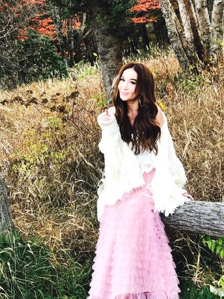 “Bông hồng lửa” Ôn Bích Hà hạnh phúc bên ông xã đại gia dù không sinh con - 5
Ôn Bich Hà từng chia sẻ cô may mắn khi tìm được một người đàn ông yêu thương và thông cảm với cô như Hà Tổ Quang. Người đẹp từng bị ám ảnh với việc sinh nở nên quyết định không sinh con. Hà Tổ Quang rất thương vợ nên không ép cô sinh con, chấp nhận con nuôi. Hai người xem cậu bé này như con ruột.