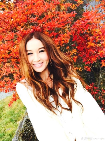 “Bông hồng lửa” Ôn Bích Hà hạnh phúc bên ông xã đại gia dù không sinh con - 3
Ôn Bích Hà sinh năm 1966, được mệnh danh là bông hồng lửa màn ảnh Hồng Kong nhờ vẻ đẹp gợi cảm, quyến rũ và diễn xuất gai góc. Những bộ phim nổi tiếng của cô có thể kể đến như: Phong thần bảng, Mối tình Kim Bình, Loan Đao Phục Hận... Ở tuổi 52, Ôn Bích Hà vẫn khiến nhiều người xuýt xoa vì sự trẻ trung, gợi cảm.