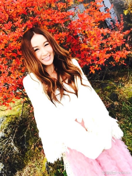 “Bông hồng lửa” Ôn Bích Hà hạnh phúc bên ông xã đại gia dù không sinh con - 2
Cuộc hôn nhân viên mãn khiến cho ngôi sao 52 tuổi như trẻ đẹp và quyến rũ hơn. Cô từng là một trong những mỹ nhân hàng đầu của làng giải trí xứ hương cảng và giờ đâu, sắc đẹp của cô vẫn là điều khiến fan ca ngợi.