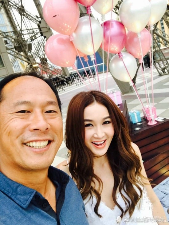 “Bông hồng lửa” Ôn Bích Hà hạnh phúc bên ông xã đại gia dù không sinh con - 7
Ôn Bích Hà và ông xã đã từng trải qua sóng gió vào năm 2016. Họ cân nhắc tới việc ly dị nhưng bằng tình yêu và sự cảm thông, họ đã quyết định hàn gắn và hạnh phúc hơn. Nhân dịp kỷ niệm 18 năm ngày cưới, Ôn Bích Hà đã chia sẻ ảnh hai vợ chồng, kèm theo lời tâm tình: “Ở bên anh là điều hạnh phúc nhất đối với em trong những tháng năm này. Cảm ơn đã luôn ở bên em. Yêu em, cho em được tự do làm những điều em muốn. Sẽ luôn yêu thương. Chúc mừng ngày kỷ niệm”.