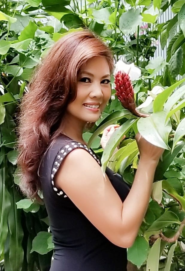 Nghi án “người mới” của Hồ Lệ Thu sau 3 cuộc hôn nhân đổ vỡ - 2 Sau nhiều năm không nhắc đến chuyện tình cảm, mới đây ca sĩ Hồ Lệ Thu bất ngờ chia sẻ trên trang cá nhân cô đang đợi chờ một tình yêu mới. Đặc biệt, trong dịp sinh nhật, nữ ca sĩ còn thể hiện niềm hạnh phúc khi được “người ấy” tặng một cặp nhẫn độc quyền không có chiếc thứ 3.