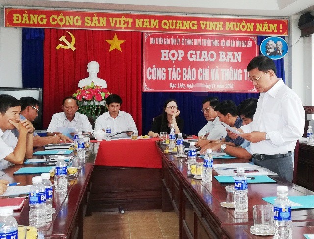 Hiệu trưởng mắc hàng loạt sai phạm, Sở Giáo dục vẫn cho "tại vị" đến khi... "hạ cánh"! - 3 Về câu hỏi trách nhiệm của Sở Giáo dục trong việc tiếp tục cho bà Phú Thị Cẩm làm Hiệu trưởng cho đến khi nghỉ hưu dù bị thanh tra kết luận nhiều sai phạm, ông Dương Hồng Tân- Phó Giám đốc Sở GD&ĐT tỉnh Bạc Liêu (người đứng) cho biết là sẽ báo cáo Giám đốc Sở để thông tin sau.