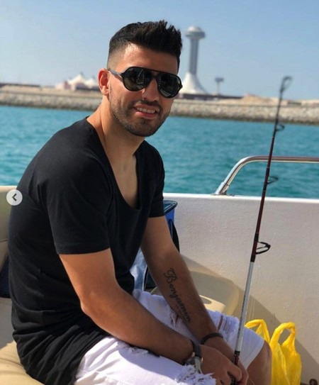 Sergio Aguero hoá ra cũng là một danh thủ rất ưa chuộng thú vui “nhẫn nại” này. Tiền đạo của Man City từng đi câu ở Miami và cả Blackpool. Hồi năm 2014, khi Sergio Aguero dính chân thương nặng, chàng cầu thủ người Argentina cũng chỉ có chiếc cần câu làm bạn.