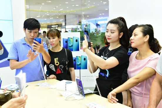 Hơn 2000 điện thoại Huawei Mate 20 Series “hết veo” trong ngày mở bán - 4 Hơn 2000 điện thoại Huawei Mate 20 Series “hết veo” trong ngày mở bán - 4