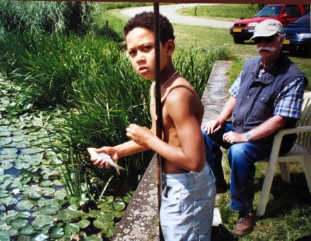 Từ khi còn tấm bé, Memphis Depay đã được chỉ cho cách câu cá và đây là hình ảnh Memphis Depay khi mới 10 tuổi, đang cùng người ông Keas Schensema đi câu tại Moordrecth.