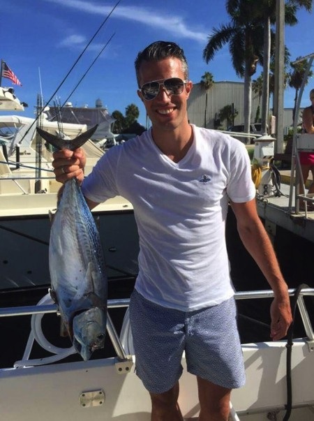 Robin Van Persie không chỉ có cái duyên ghi bàn ấn tượng mà còn rất có “duyên” với đàn cá dưới biển. Hồi năm 2015, trong một lần cùng gia đình đi câu tại Thổ Nhĩ Kỳ, Robin Van Persie thậm chí còn câu được cả… cá mập