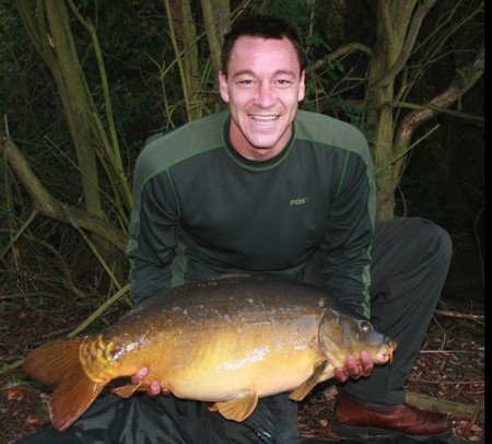 Chú cá chép to nặng này là một trong những chiến tích đáng tự hào của John Terry. Và sau khi “treo giày”, huyền thoại Chelsea càng có nhiều thời gian dành cho chiếc cần câu cá.