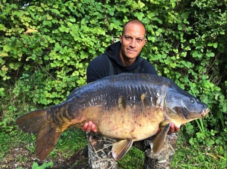 Bobby Zamora cũng sở hữu kĩ năng câu cá ấn tượng. Và thành tích xuất sắc nhất mà Bobby Zamora đạt được là một chú cá chép nặng tới 18kg.