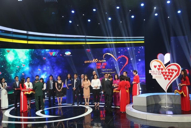 Hơn 25 tỷ đồng ủng hộ mổ tim trong đêm gala 10 năm “Trái tim cho em” - 1 Hơn 25 tỷ đồng ủng hộ mổ tim trong đêm gala 10 năm “Trái tim cho em” - 1