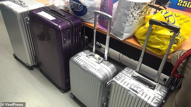 Cặp đôi Trung Quốc bị tóm gọn vì ăn trộm vali đắt tiền của du khách người Mỹ - 2 Những chiếc vali đắt tiền bị lấy cắp