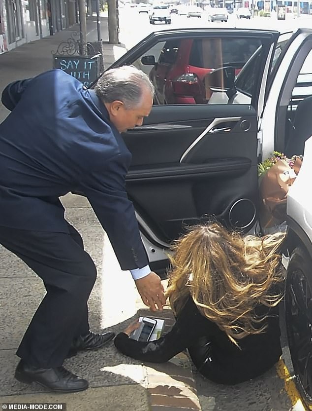 
Siêu mẫu Elle Macpherson bị một phen ngượng chín mặt khi ngã sõng soài trên đường phố Sydney ngày 6/11 vừa qua
