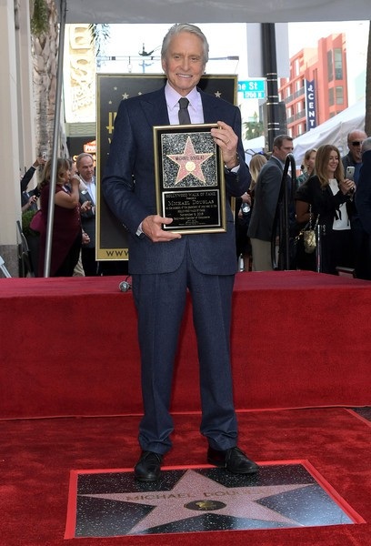 Michael Douglas được lưu tên trên đại lộ Danh vọng - 3
Michael Douglas hạnh phúc bên ngôi sao gắn tên mình trên đại lộ Danh vọng