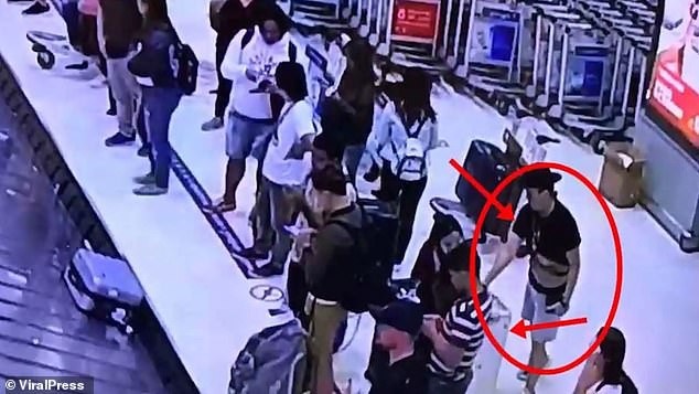 Cặp đôi Trung Quốc bị tóm gọn vì ăn trộm vali đắt tiền của du khách người Mỹ - 1 Hình ảnh từ camera giám sát ghi lại hành vi phạm tội của cặp đôi