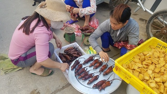 Món ăn Việt gây tranh cãi: Người tấm tắc khen ngon, người vội vã bỏ chạy - 1 Thịt chuột đồng được bày bán ở nhiều khu chợ Việt Nam