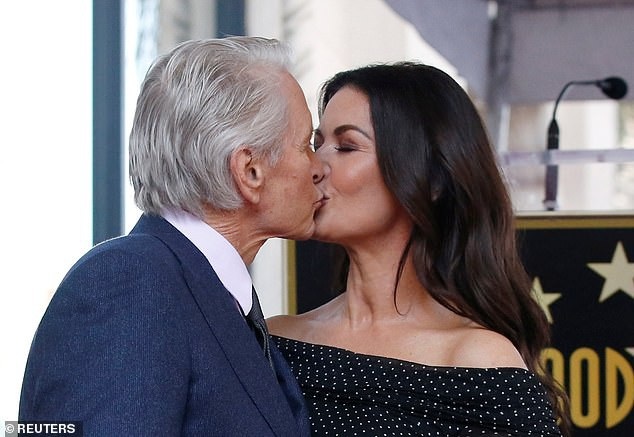 Michael Douglas được lưu tên trên đại lộ Danh vọng - 5
Catherine Zeta-Jones, 49 tuổi và Michael Douglas, 74 tuổi đã kết hôn 18 năm và có với nhau 2 mặt con