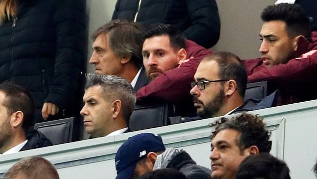 Barcelona đánh rơi chiến thắng trước Inter tại Meazza - 2
Messi ngồi trên khán đài xem các đồng đội thi đấu