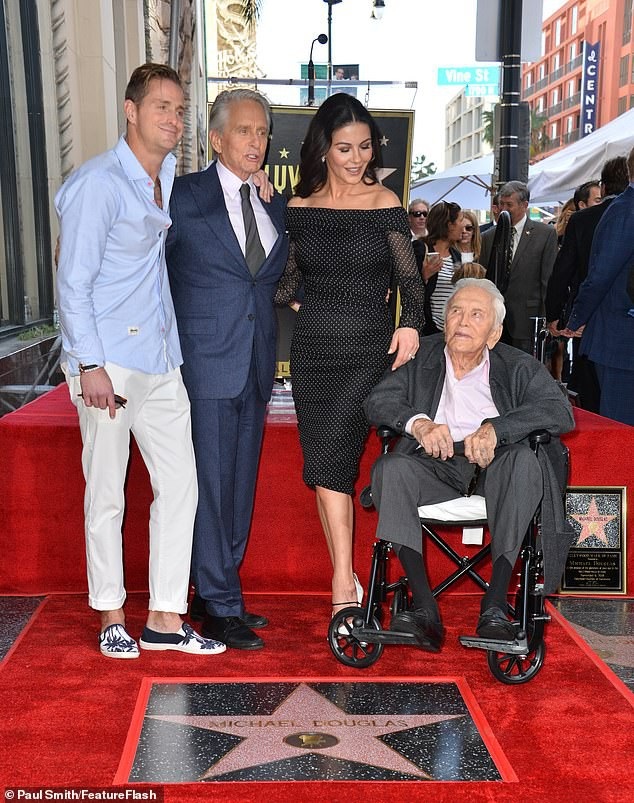 Michael Douglas được lưu tên trên đại lộ Danh vọng - 7
Bố của Michael - ông Kirk, 101 tuổi cũng không thể vắng mặt trong ngày vui của con trai