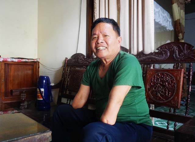 Người thương binh tự làm mọi việc từ đôi tay không còn bàn tay - 2 Vượt qua cú sốc, người lính pháo binh dần lấy lại tinh thần và bắt đầu luyện tập để đôi tay có thể làm những việc cơ bản nhất.
