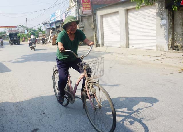 Người thương binh tự làm mọi việc từ đôi tay không còn bàn tay - 4 Với đôi tay bị cụt đến nửa cẳng tay ông vẫn đi xe đạp, chế thêm chiếc phanh bằng chân. Với chiếc xe đạp ấy, ông ngược xuôi Thanh Chương - Vinh để buôn lạc, san sẻ gánh nặng kinh tế cho vợ.