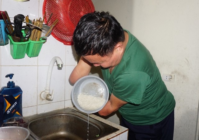 Người thương binh tự làm mọi việc từ đôi tay không còn bàn tay - 6 Bằng đôi tay này, ông có thể tự làm mọi việc trong gia đình, từ chăm con, nấu nướng...