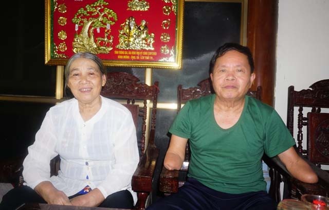 Người thương binh tự làm mọi việc từ đôi tay không còn bàn tay - 3 Bên người vợ tảo tần, người thương binh Nguyễn Văn Linh đã bắt đầu một hành trình mới đầy vất vả khó khăn để nuôi nấng 4 người con ăn học thành tài.