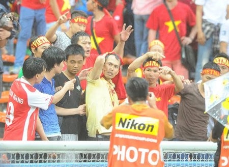 Sáu “vết nhơ” đáng quên trong lịch sử AFF Cup - 1
CĐV Việt Nam bị tấn công trên khán đài sân Shah Alam