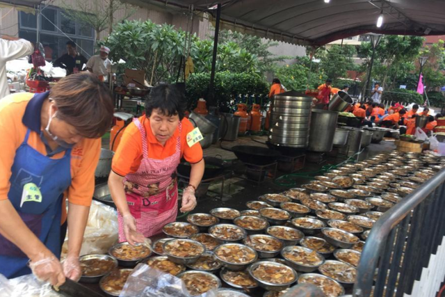Đám cưới siêu khủng với hàng nghìn bàn tiệc “chảy dài” hết con đường tại Trung Quốc - 4 Muốn chuẩn bị cho hôn lễ hàng ngàn bàn tiệc này, nhân viên nhà hàng phải làm việc cật lực để kịp giờ chiêu đãi khách.