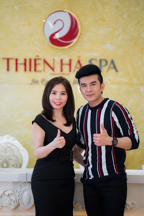 Đan Trường bị bắt gặp khi đi làm đẹp tại Hà Nội - 2 Chị Thu Hà - giám đốc TMV Thiên Hà luôn tư vấn về cách trị liệu, chăm sóc làn da cho Đan Trường.