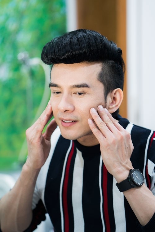 Đan Trường bị bắt gặp khi đi làm đẹp tại Hà Nội - 4 Nam ca sĩ tràn đầy năng lượng và cảm thấy sảng khoái sau khi làn da được chăm sóc.
