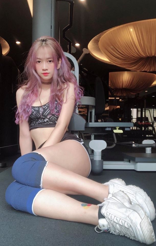 “Hot girl phòng gym” sở hữu thân hình đồng hồ cát và khuôn mặt "thiên thần" - 10 Ngoài ra, Xuân Anh cũng cho biết bản thân có can thiệp dao kéo vào phần mũi để tự tin hơn: “Ca phẫu thuật đầu tiên trong cuộc đời khiến mình rất lo lắng nhưng giờ nhìn thành quả mình có một chiếc mũi cao đúng mong muốn mình vui lắm. Mình thấy tự tin hơn và mọi chuyện tốt đẹp cũng đến với mình”.