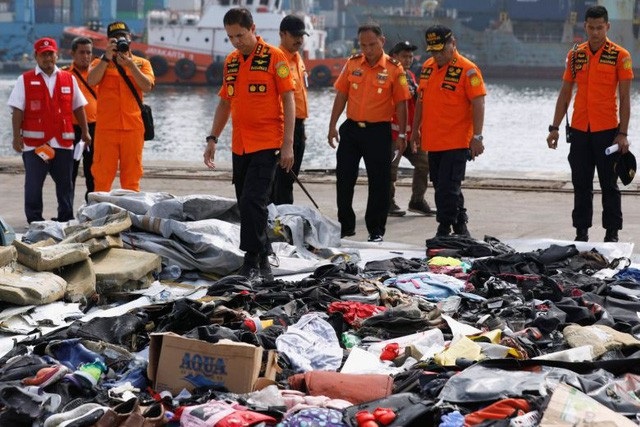 Máy bay Indonesia chở 189 người có thể mắc lỗi "đột ngột bổ nhào" trước khi gặp nạn - 1
Lực lượng cứu hộ đã tìm kiếm thi thể và vật dụng hành khách cũng như các mảnh vỡ máy bay (Ảnh: Reuters)