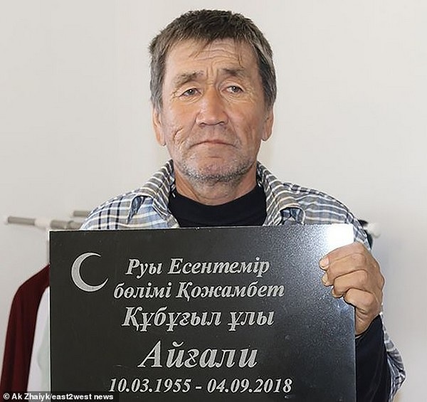 “Người chết” bất ngờ trở về nhà sau 2 tháng được tổ chức tang lễ - 1 Aigali Supugaliev và tấm bia trên ngôi mộ mà người thân đã xây cho ông