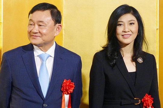Gia tộc Shinawatra lập đảng mới, sẵn sàng trở lại chính trường Thái Lan - 1
Bà Yingluck và ông Thaksin tham gia sự kiện giới thiệu sách ở Nhật Bản hôm 29-3. Ảnh: Kyodo News