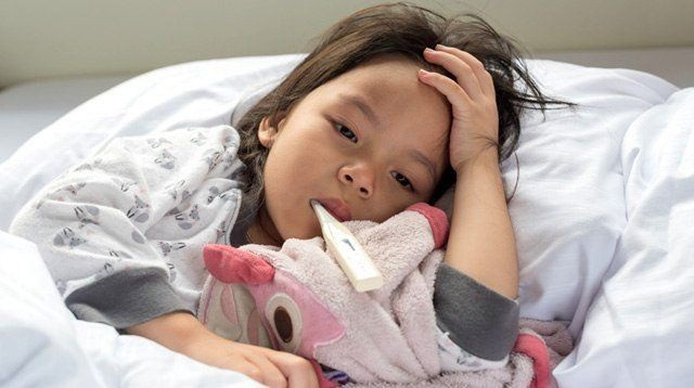 Cách sử dụng thuốc an toàn khi trẻ bị sốt xuất huyết - 1 Trẻ sốt xuất huyết thường sốt cao đột ngột 39-40 độ C. Ảnh: Smart Parenting