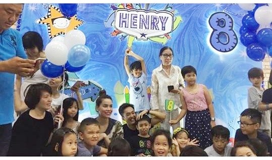 Các cặp đôi sao Việt vẫn giữ quan hệ tốt sau chia tay vì con - 3 Cậu nhóc tỏ ra vô cùng vui vẻ và hào hứng khi tham gia trò chơi cùng bố mẹ và bạn bè.